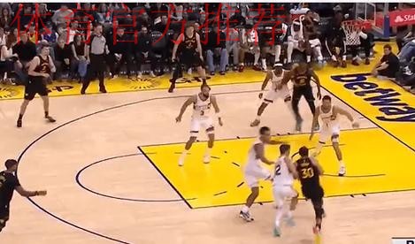 库里中路突入篮下 一记挑篮打板命中 库里中路突入篮下 一记挑篮打板命中